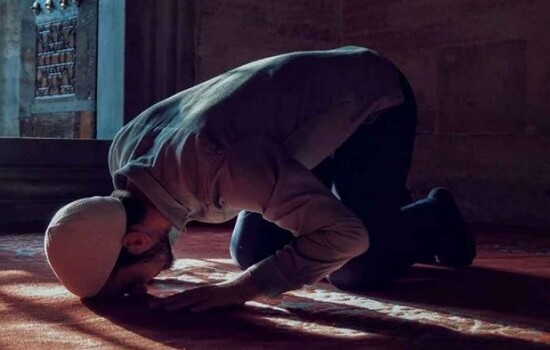 নামাজ না পড়ার ভয়াবহ পরিণাম: কেয়ামতে আলো, অবহেলায় জাহান্নাম