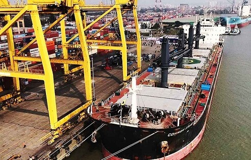 চট্টগ্রাম বন্দরে পৌঁছেছে ১৬টি জ্বালানি জাহাজ, পথে আরও তিনটি