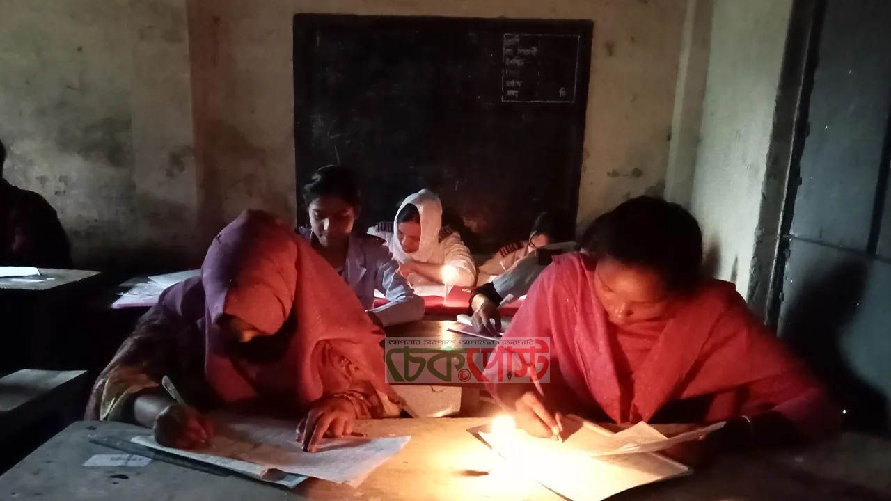 অন্ধকারে এসএসসি পরীক্ষা মিঠাপুকুরে মোমবাতির আলোয় লিখল শিক্ষার্থীরা