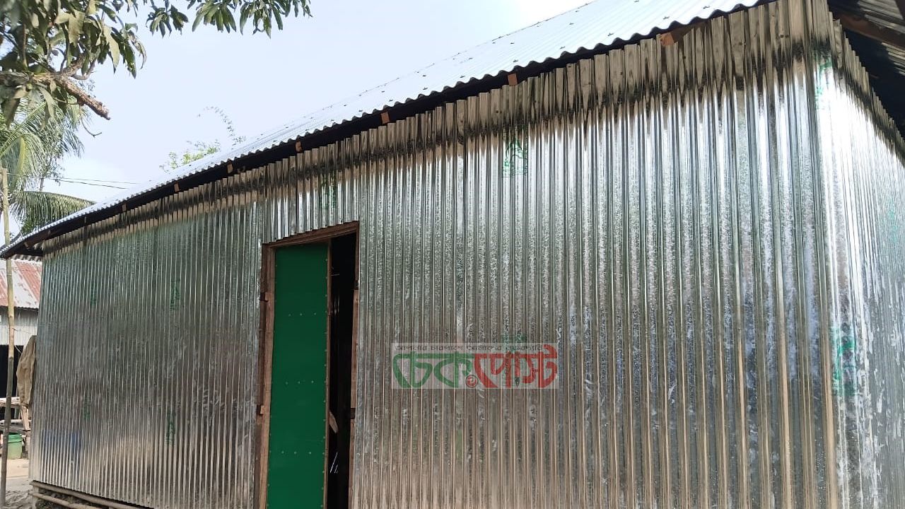 ফেসবুক পোস্টে বদলে গেল ভাগ্য, মাধবপুরে অসহায় মানিক পেলেন নতুন ঘর