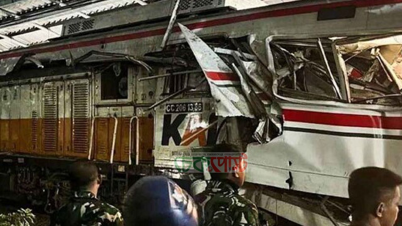 ইন্দোনেশিয়ায় ভয়াবহ ট্রেন সংঘর্ষ, নিহত ৪