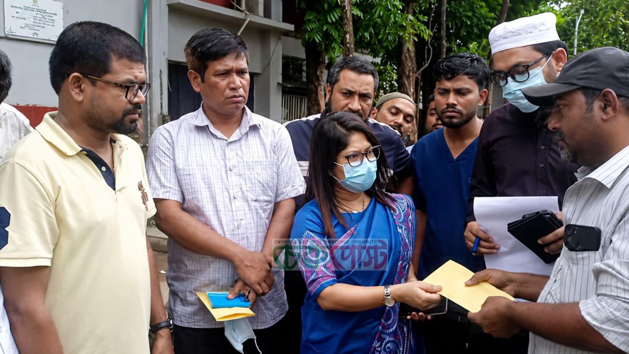 শোকের মাঝে সহায়তা, মর্গে গিয়ে ২৫ হাজার টাকা দিলেন ইউএনও