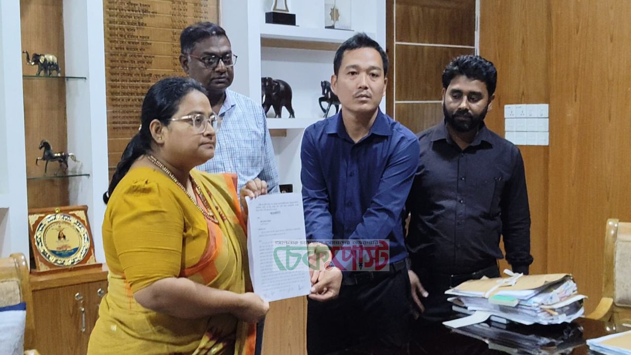 রাঙামাটিতে ফার্মাসিউটিক্যালস প্রতিনিধিদের কাছে চাঁদা দাবি, ডিসির কাছে স্মারকলিপি