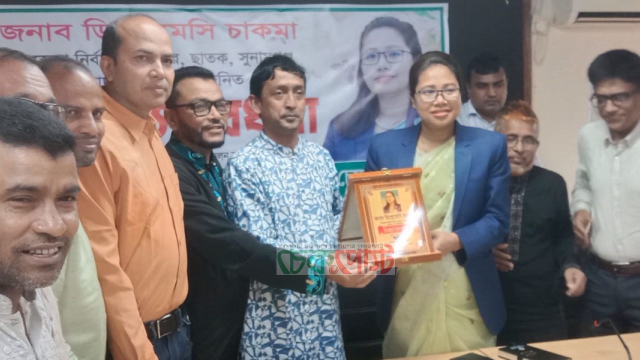 চেয়ারম্যানদের ভালোবাসায় সিক্ত হলেন ইউএনও ডিপ্লোম্যাসি চাকমা