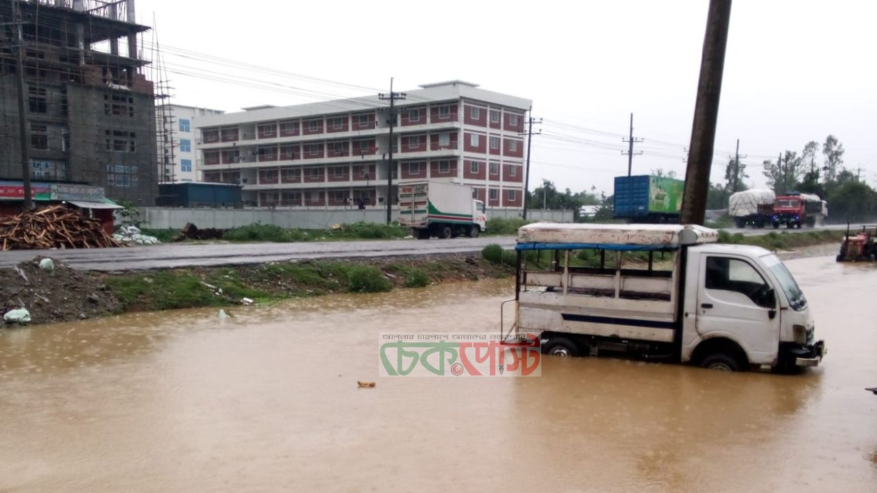 মাধবপুরে বন্যার পানিতে ঘরবাড়ি তলিয়ে