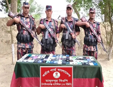 চাঁপাইনবাবগঞ্জ সীমান্তে ৫৩ বিজিবির  বিপুল পরিমাণ ভারতীয় মোবাইল ফোন জব্দ