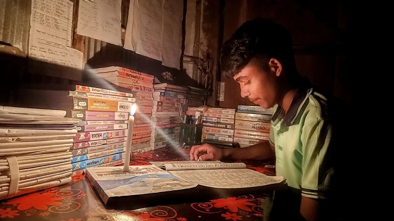 পরীক্ষার আগে বিদ্যুৎহীন রাত, এসএসসি প্রস্তুতিতে বড় ধাক্কা