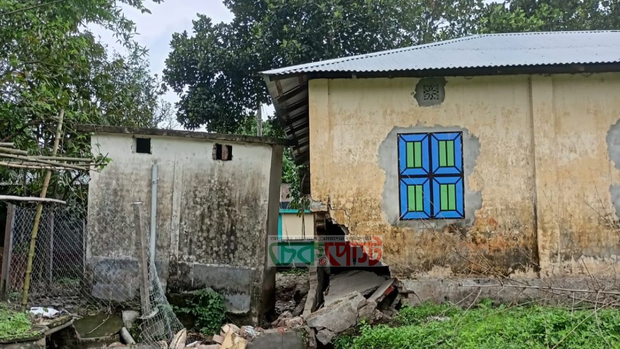 নীলফামারীতে ভারী বর্ষণে প্রাথমিক বিদ্যালয় বিপর্যস্ত, আতঙ্কে শিক্ষক-শিক্ষার্থী