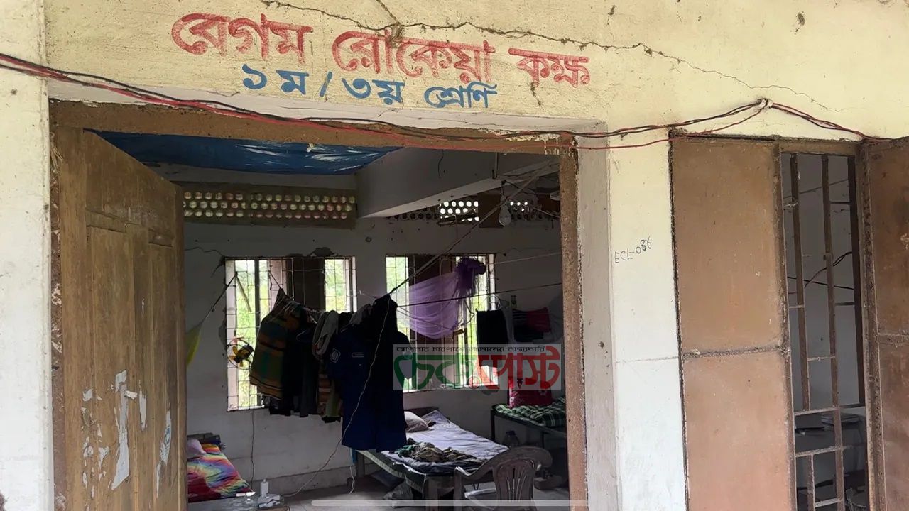 বাগেরহাটে স্কুল দখলে পুলিশ, কষ্টে শিক্ষার্থীরা