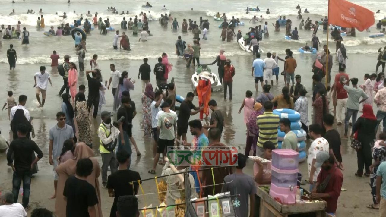 কক্সবাজারে পর্যটকের ঢল, লাল পতাকা উপেক্ষা করে ঝুঁকিতে সাগরস্নান