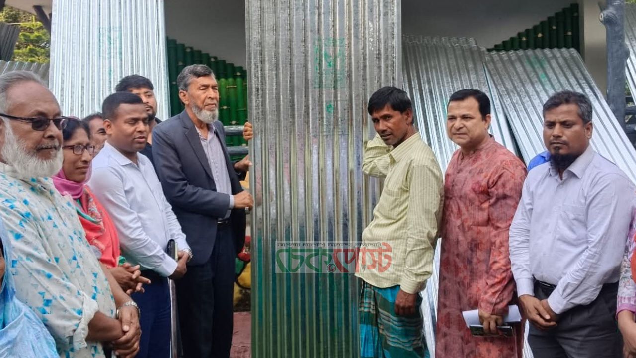 পীরগঞ্জে আগুন-ঝড়ে ক্ষতিগ্রস্ত ২০ পরিবার পেল টিন ও নগদ সহায়তা