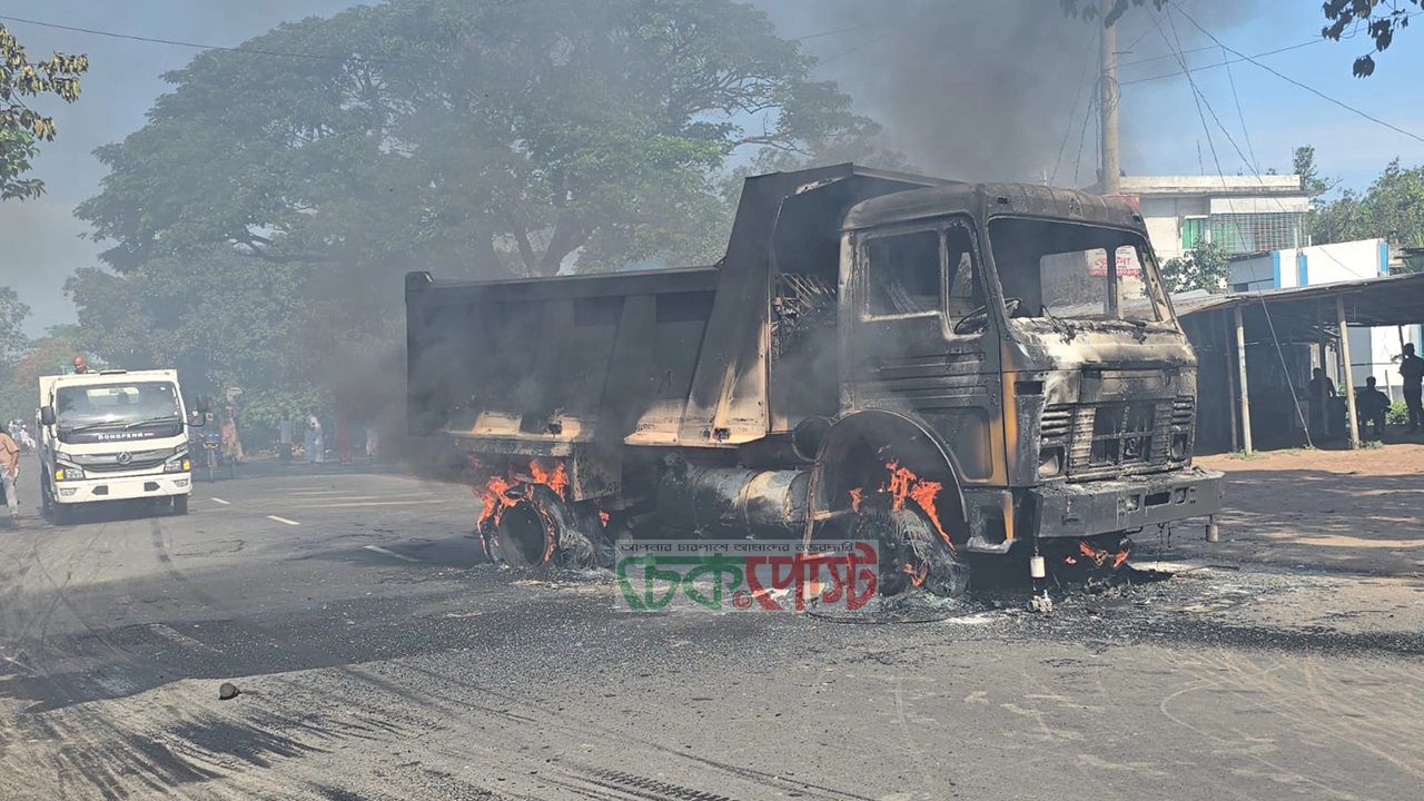 পুঠিয়ায় ট্রাক চাপায় দোকানি নিহত, ক্ষোভে ডাম্প ট্রাকে আগুন 