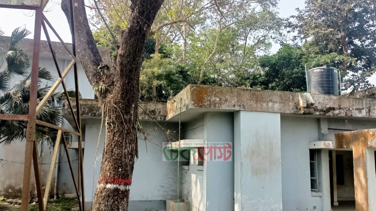 লাখাই স্বাস্থ্য কমপ্লেক্স ঝুঁকিতে, বড় দুর্ঘটনার আশঙ্কা