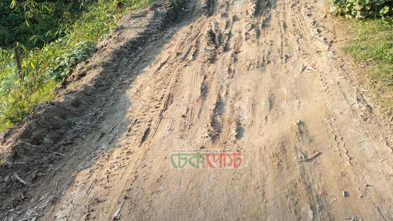 আটোয়ারীতে কাঁচা রাস্তার বেহাল দশা, ভোগান্তিতে হাজারো মানুষ