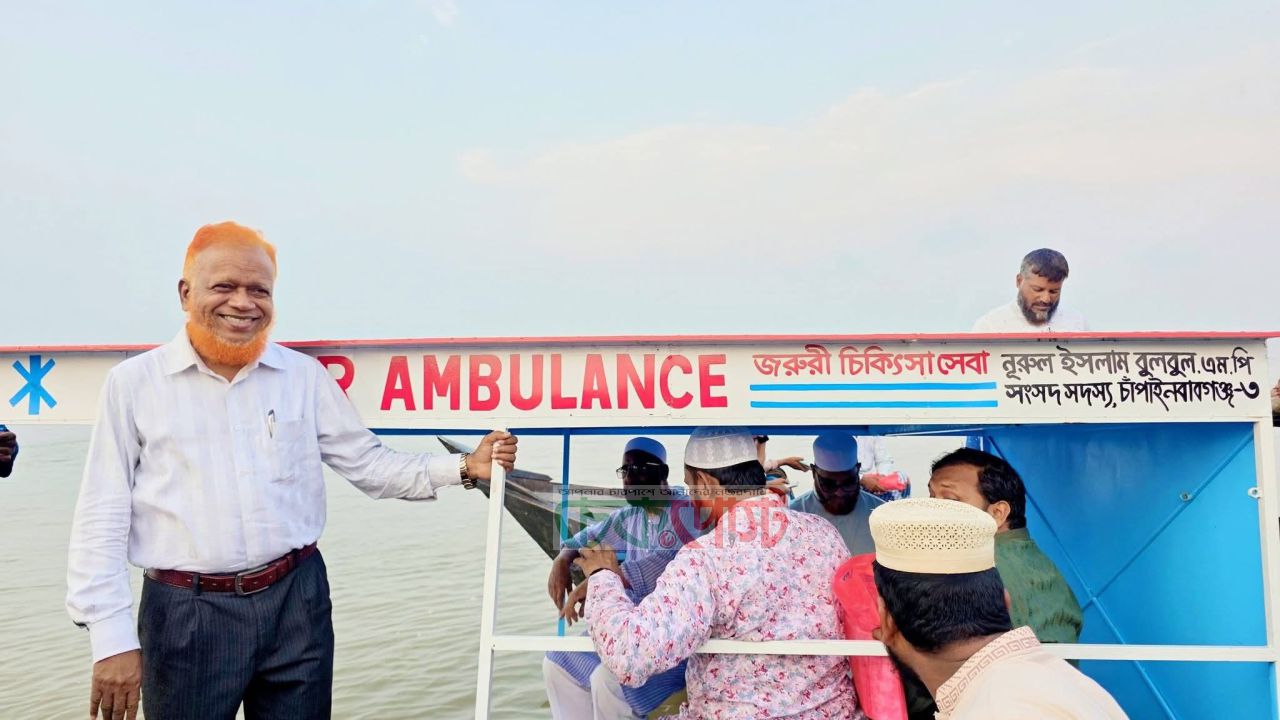 চাঁপাইনবাবগঞ্জের চরে চালু হলো ফ্রি নৌ অ্যাম্বুলেন্স