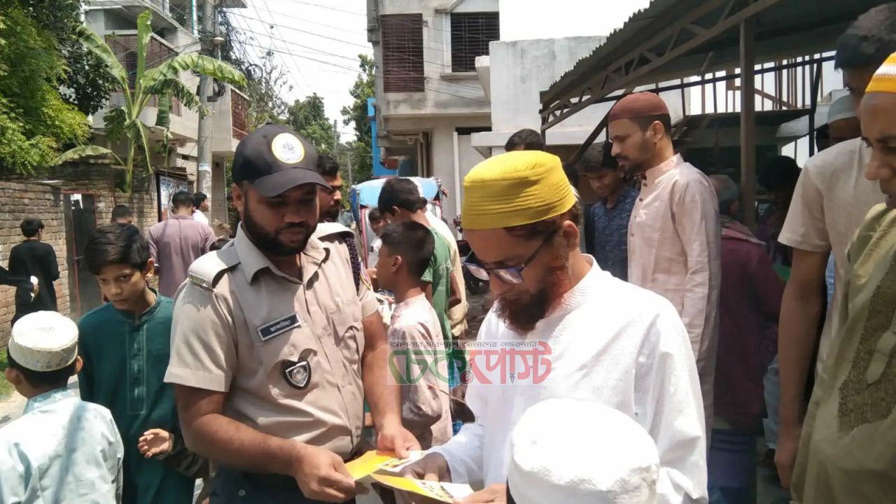 চাঁপাইনবাবগঞ্জে জুমার পর ডিএনসির মাদকবিরোধী লিফলেট বিতরণ