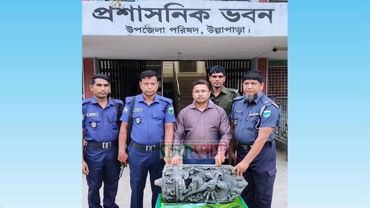 পুকুর খননে মিলল কষ্টিপাথরের বিষ্ণুমূর্তি, উল্লাপাড়ায় চাঞ্চল্য