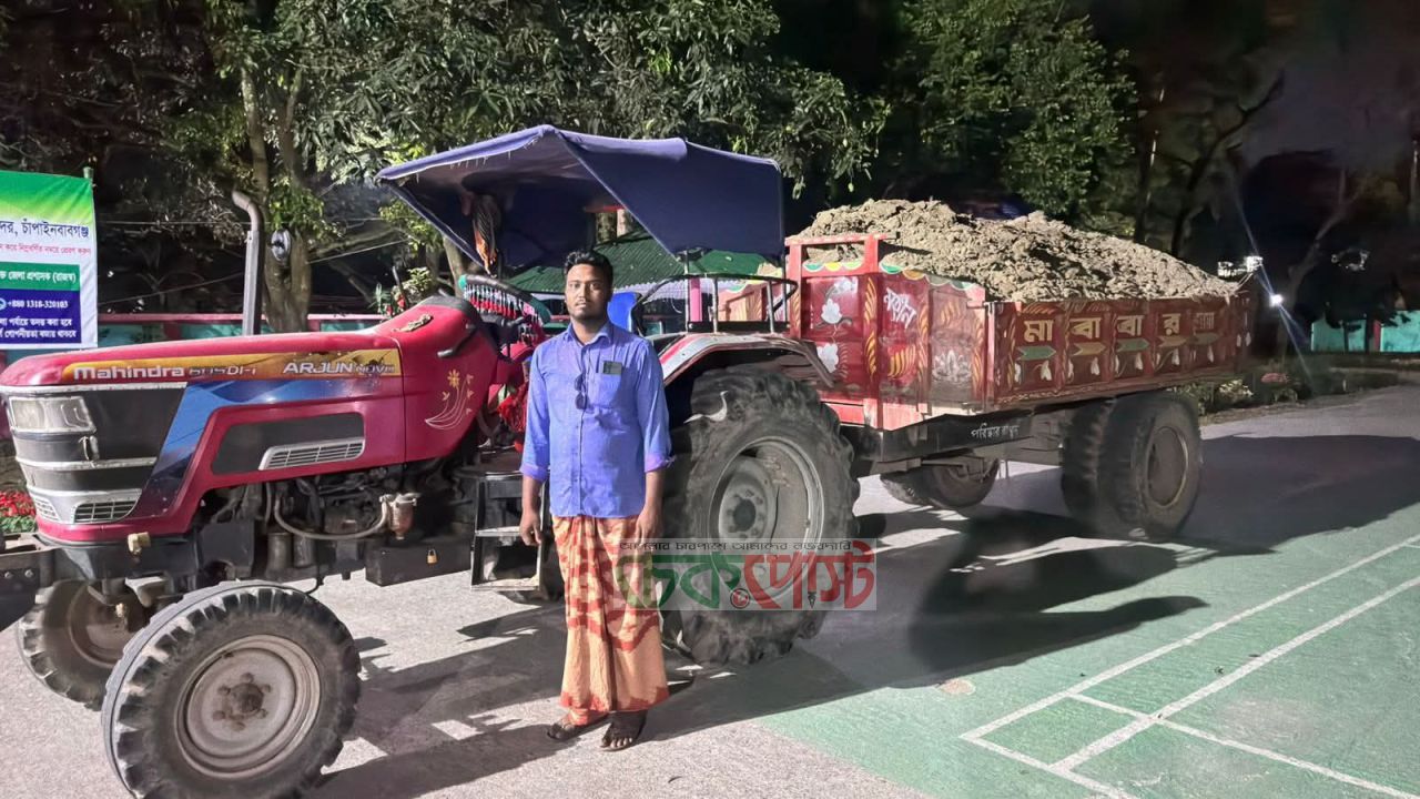 পদ্মা নদী থেকে অবৈধ মাটি উত্তোলন: চাঁপাইনবাবগঞ্জে ট্রাক্টরসহ আটক