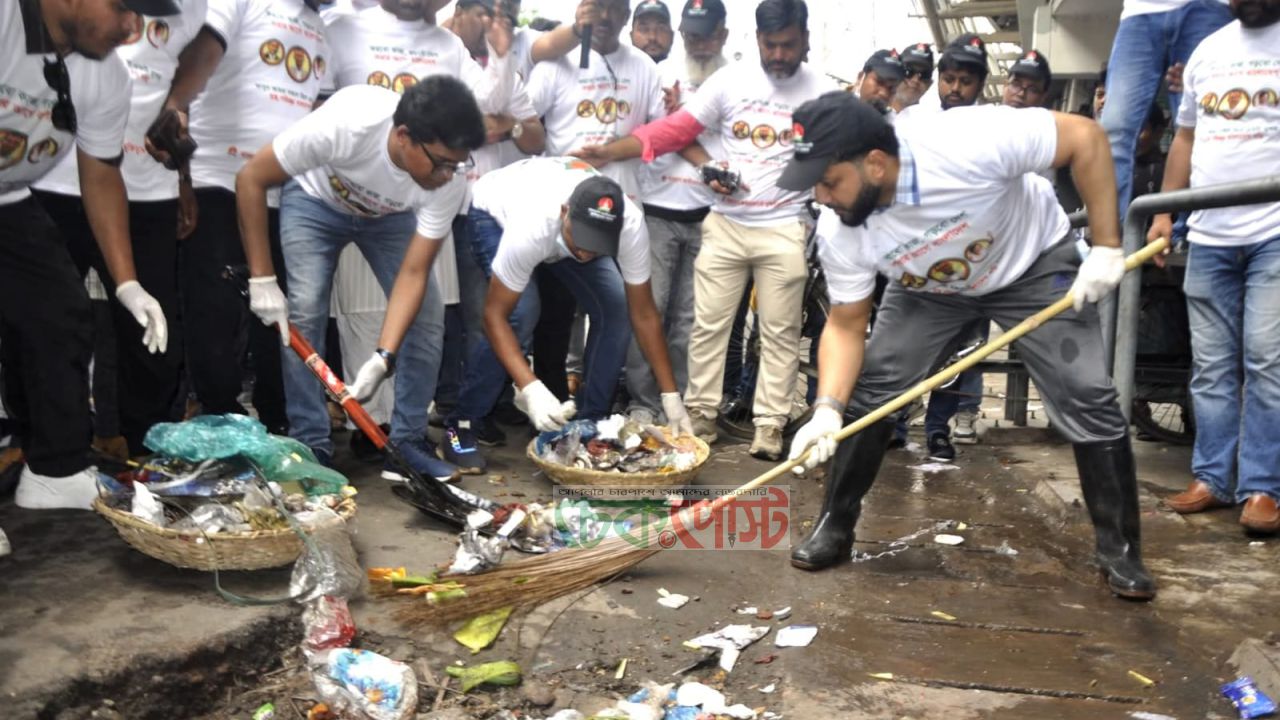 ঢাকা পরিষ্কারে মাঠে বিএনপি প্রজন্ম, নেতৃত্বে ইশরাক হোসেন