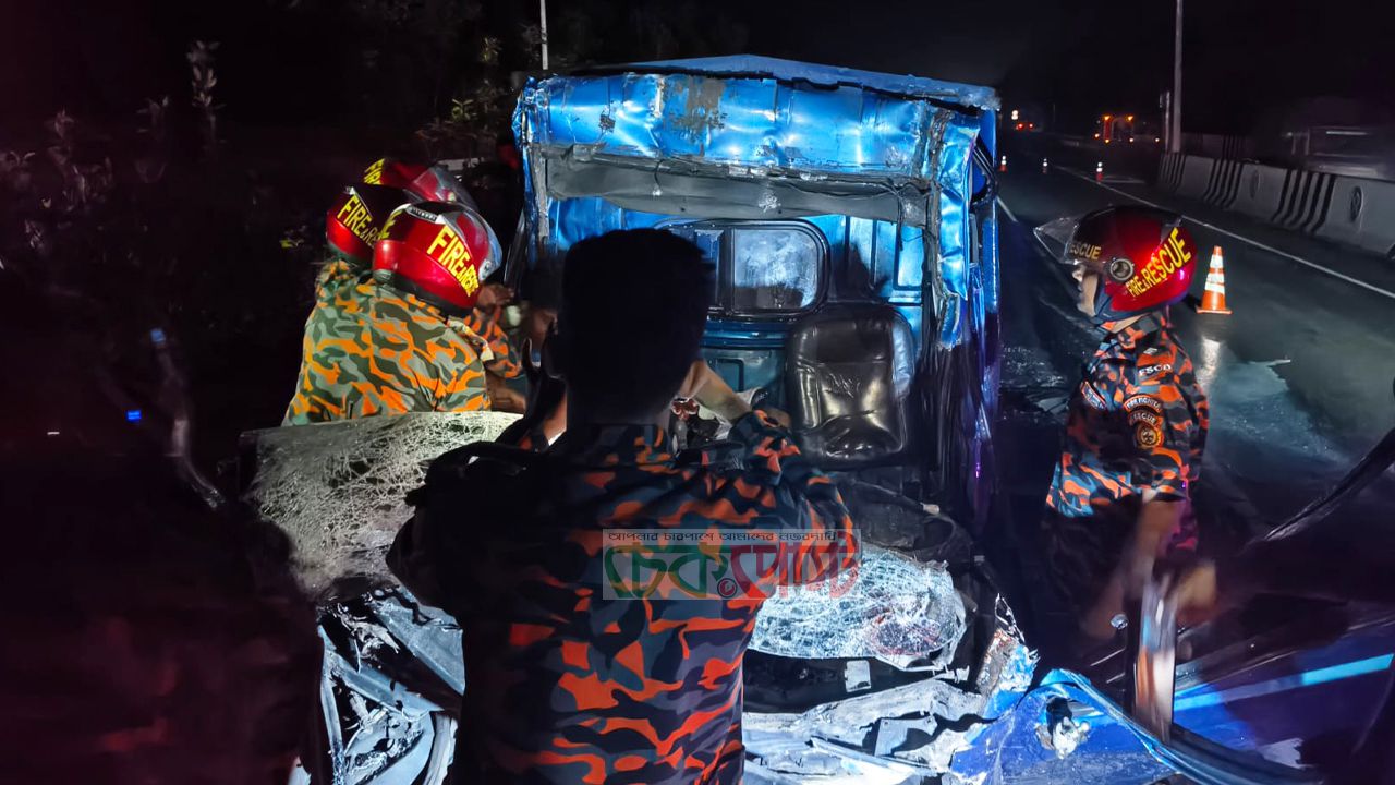 ভাঙ্গা ফ্লাইওভারে দাঁড়ানো ট্রাকে ধাক্কা, দুমড়ে-মুচড়ে পিকআপ-প্রাণ গেল ২ জনের