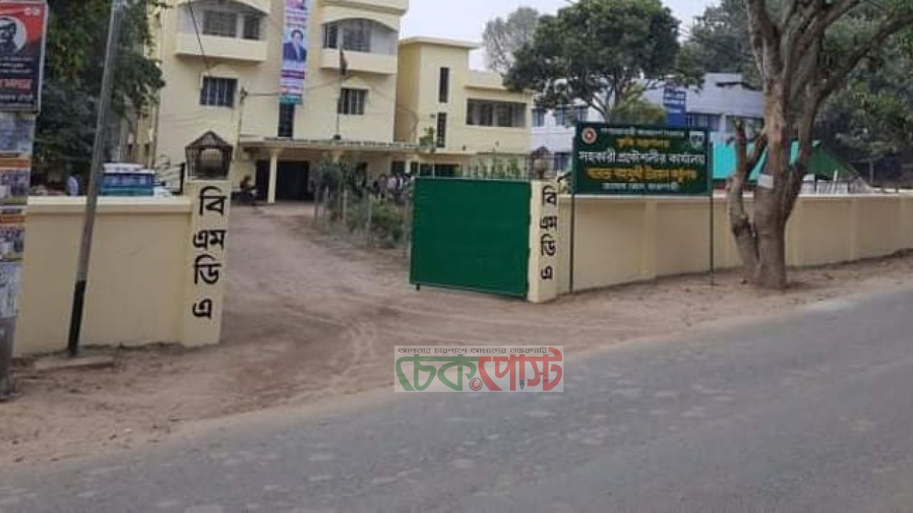 কাজ না পেয়ে বিএমডিএ কার্যালয়ে ঠিকাদারের তাণ্ডব