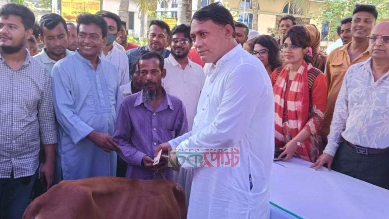 মৎস্যজীবীদের স্বাবলম্বী করতে গোপালগঞ্জে গরু বিতরণ কর্মসূচি
