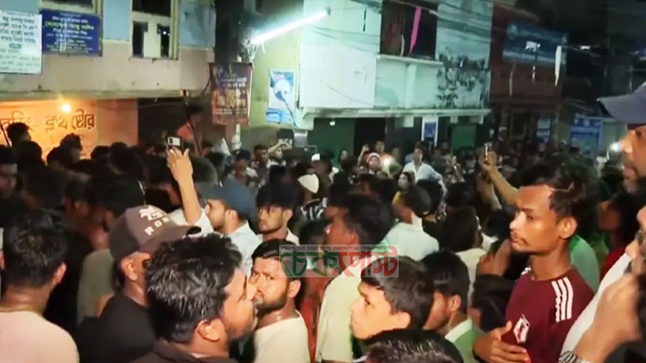 শিশু ধর্ষণ মামলায় অভিযুক্ত ধরতে গিয়ে পুলিশের গাড়িতে আগুন দিল বিক্ষুব্ধ জনতা