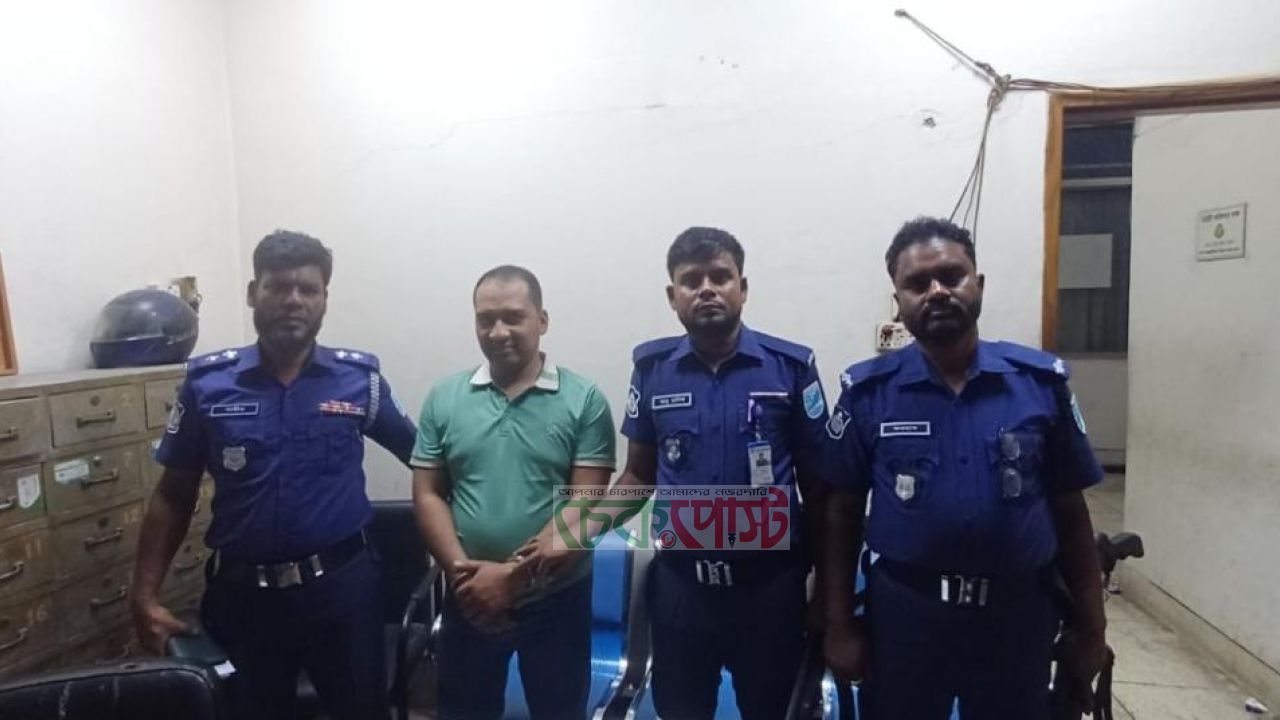 গোপালগঞ্জে সাজাপ্রাপ্ত পলাতক আসামি বিমানবন্দরে গ্রেপ্তার