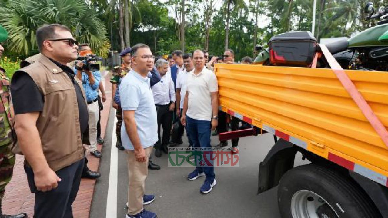 স্পোর্টস কার–ইভি প্রদর্শনী ঘুরে দেখলেন প্রধানমন্ত্রী