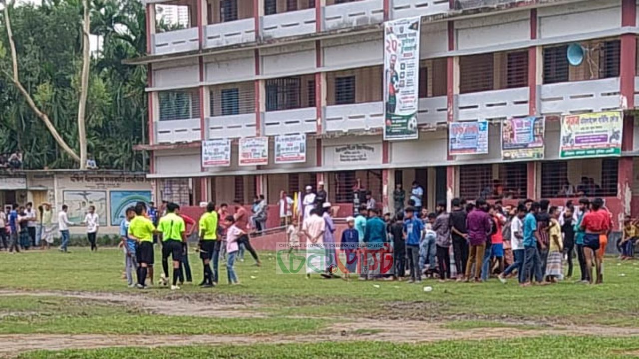 ধলডাঙ্গা বাজার ফুটবল টুর্নামেন্টের সেমিফাইনাল: দাপুটে জয়ে ফাইনালে ধলডাঙ্গা