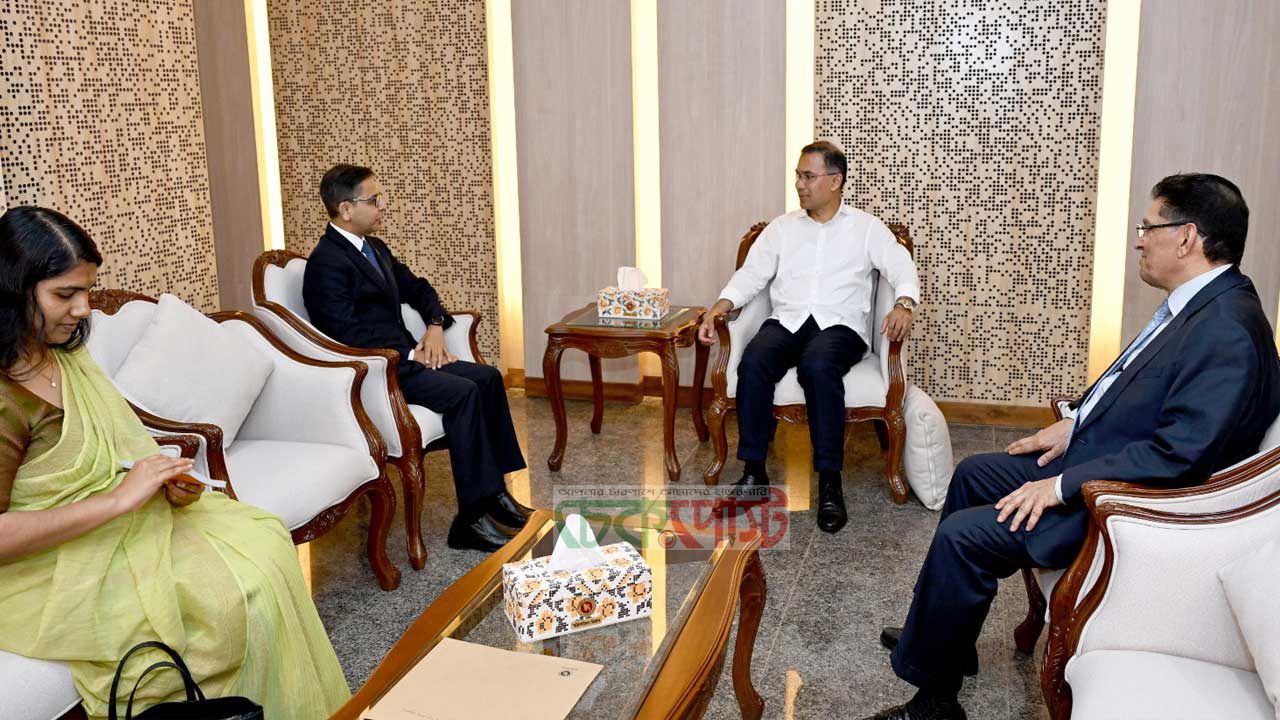 প্রধানমন্ত্রীর সঙ্গে ভারতীয় হাইকমিশনার প্রণয় ভার্মার বিদায়ী সাক্ষাৎ