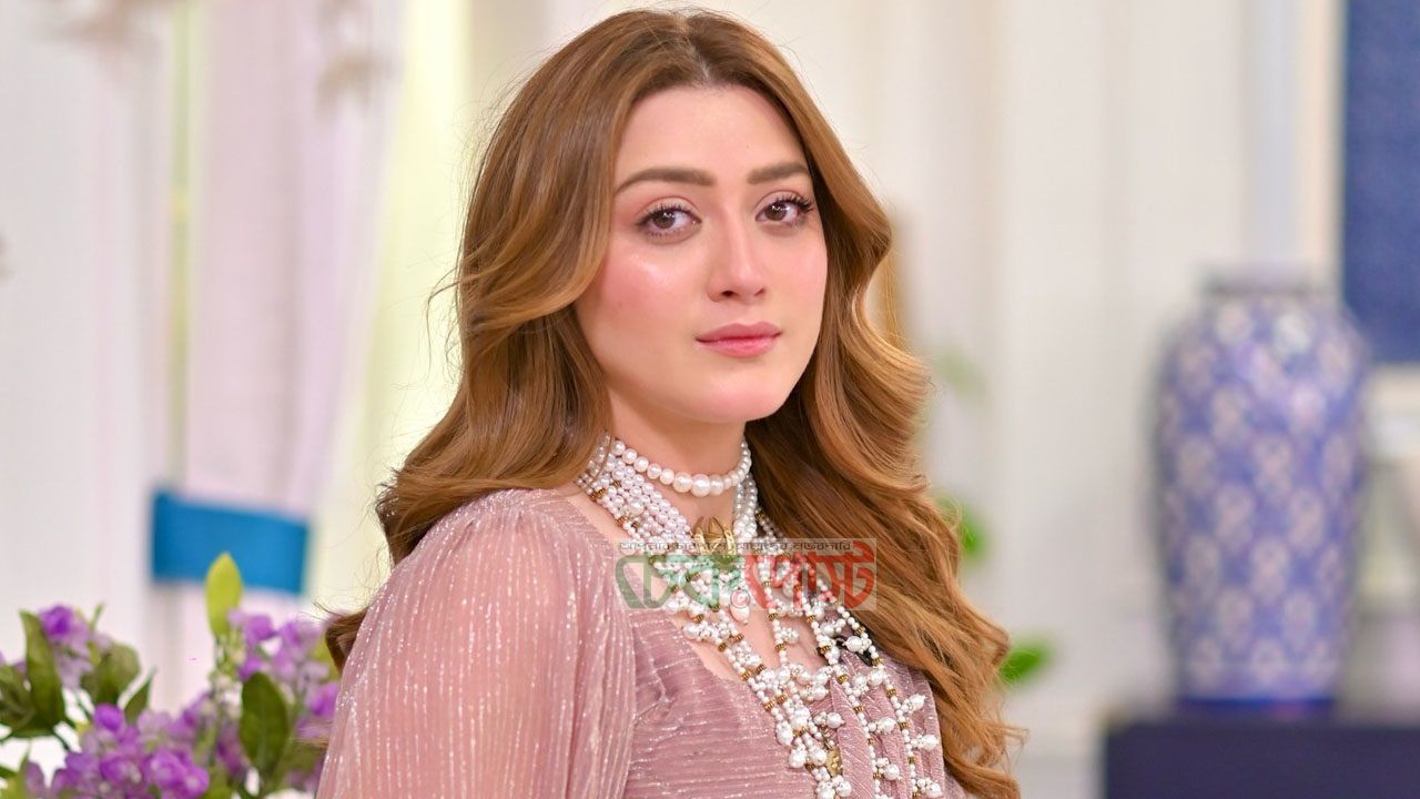 পাকিস্তানি এমপিএ সাকিবের বিরুদ্ধে মডেল মোমিনার হয়রানি হুমকির অভিযোগ
