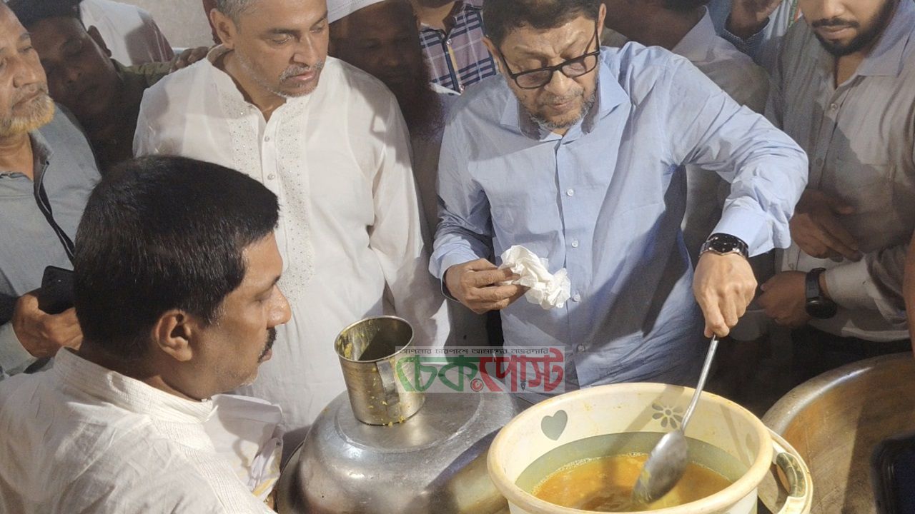 অপ্রত্যাশিত পরিদর্শনে কুমেক হাসপাতাল, খাবারের মানও খতিয়ে দেখলেন মন্ত্রী