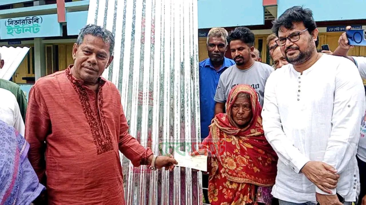 দিনাজপুরে দুর্যোগে ক্ষতিগ্রস্ত ৬২ পরিবার পেল ঢেউটিন ও অনুদান