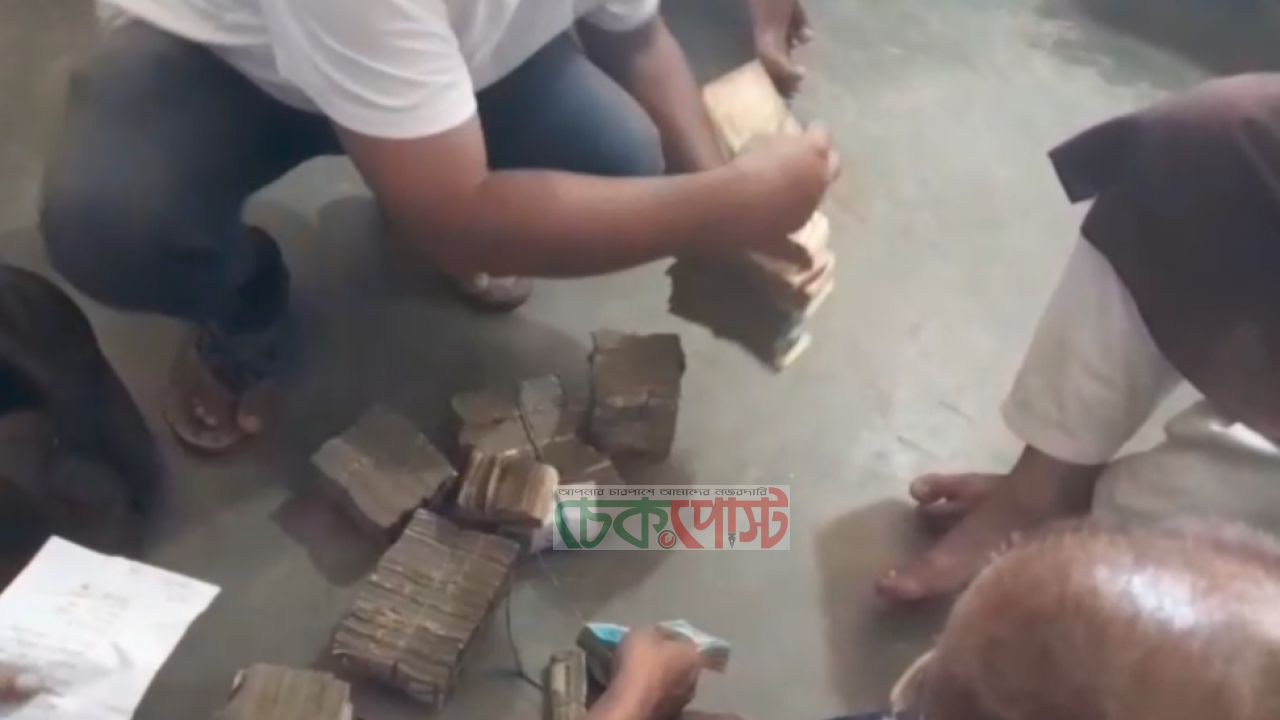 কুড়িগ্রামে মাইক্রোবাস দুর্ঘটনায় আহত ২, গাড়িতে থাকা ৪ লাখ টাকা অক্ষত