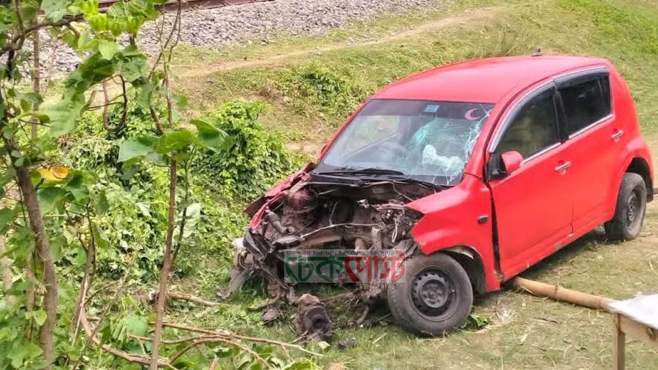 বাগেরহাটের রনসেন রেলক্রসিংয়ে ট্রেনের সাথে প্রাইভেট কারের সংঘর্ষ