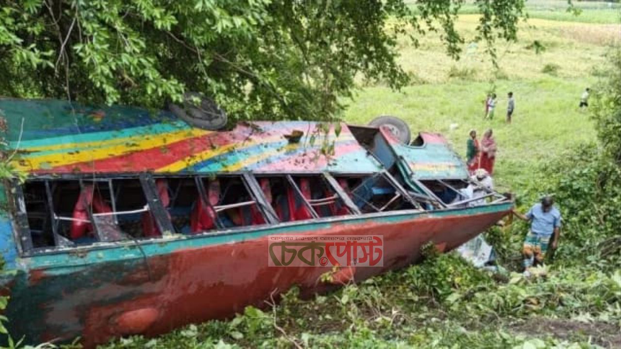 মানিকগঞ্জে ভয়াবহ বাস দুর্ঘটনা শ্রমিকবাহী দুর্ঘটনায় ১১ আহত