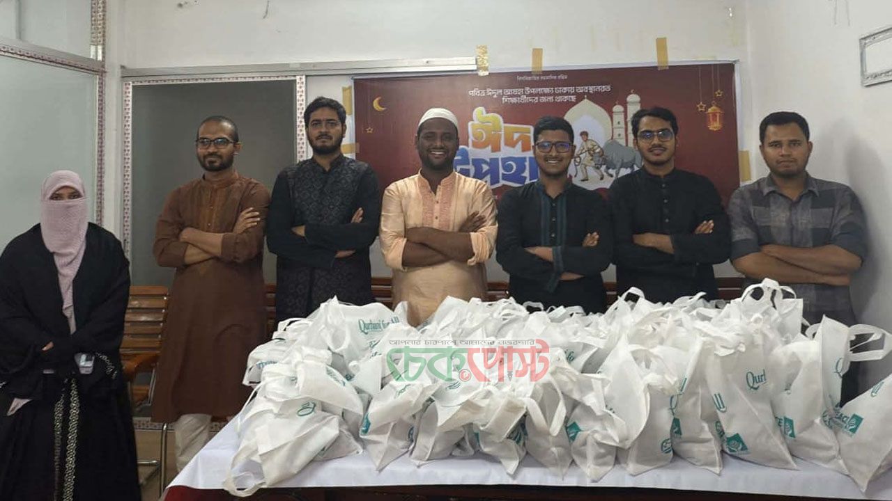 কোরবানির মাংস প্যাকেট বিতরণে ২০০ শিক্ষার্থীদের ঈদ উপহার দিল জকসু