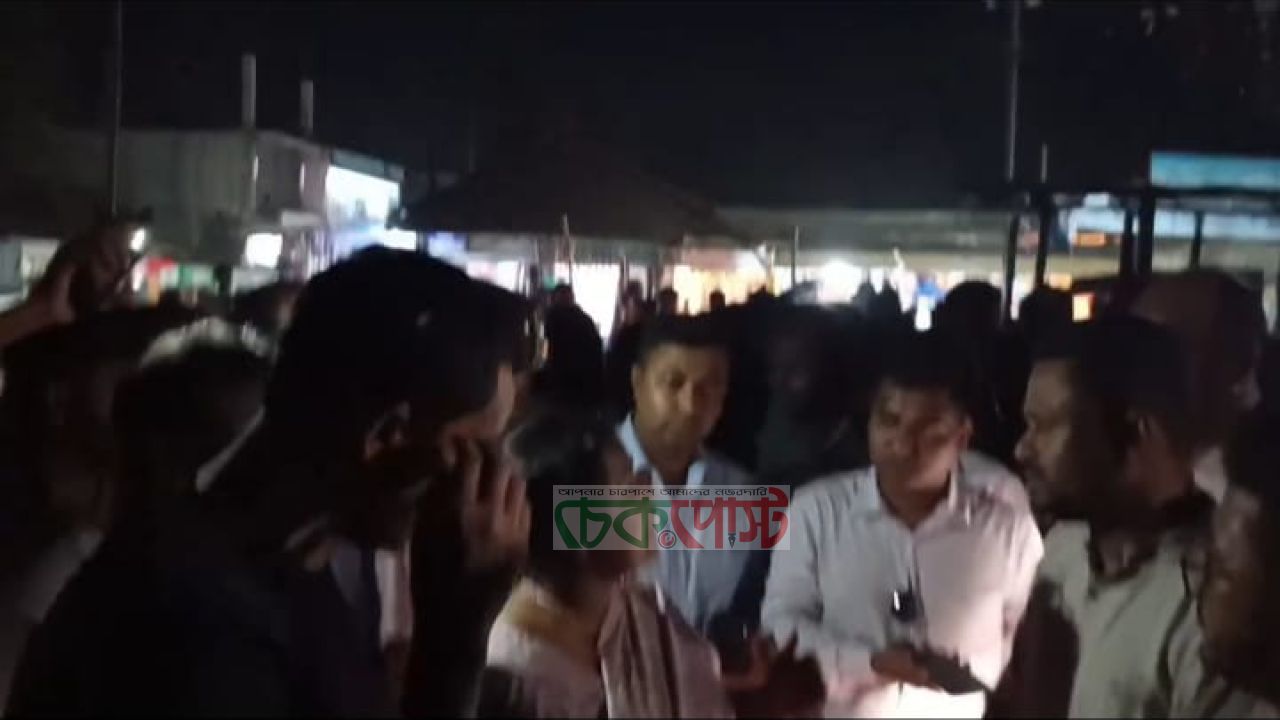 ভুরুঙ্গামারীর ফকিরহাটি বাজারে অগ্নিকাণ্ড পরিদর্শনে জেলা প্রশাসক