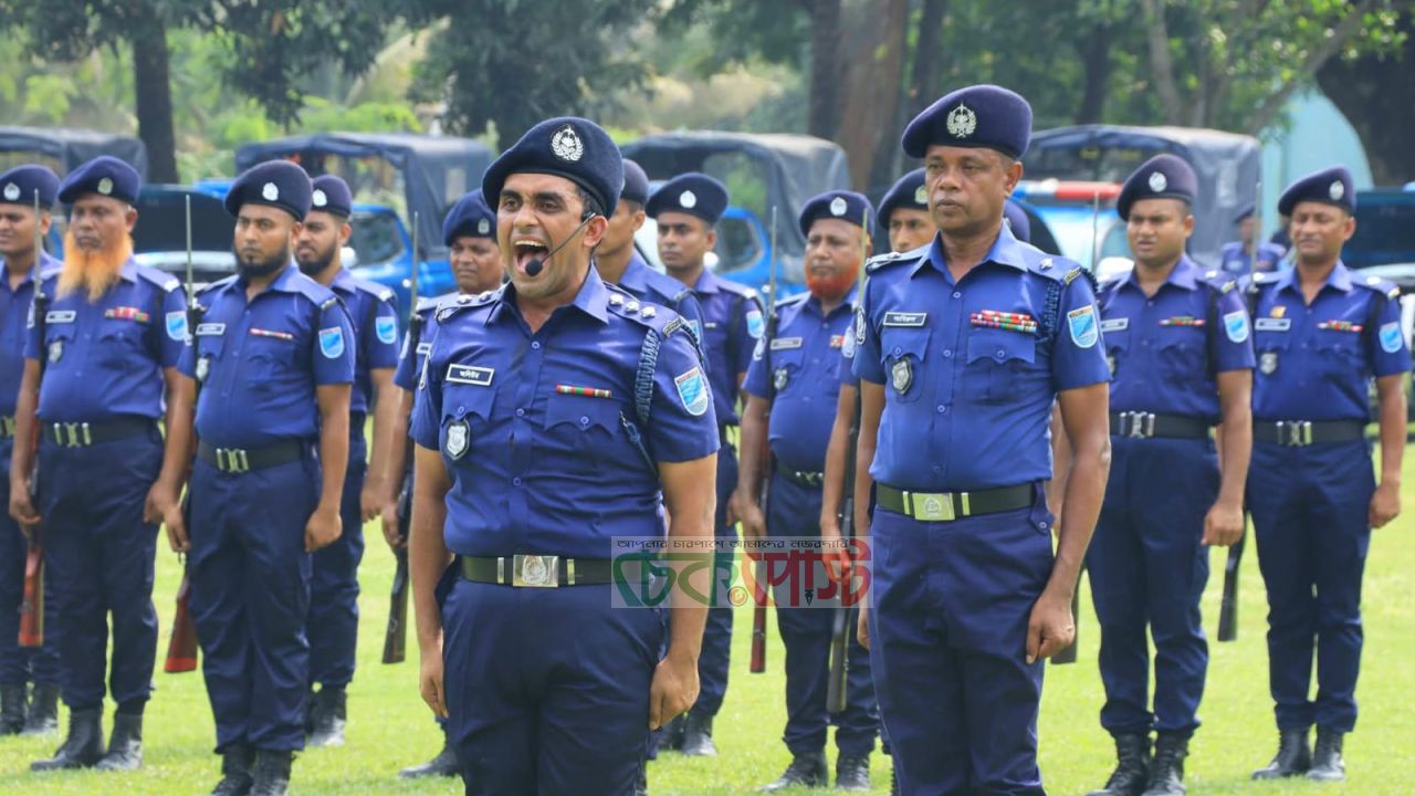 নরসিংদী পুলিশ লাইন্সে মাস্টার প্যারেড, অভিবাদন গ্রহণ করলেন পুলিশ সুপার