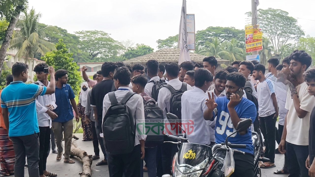 টুঙ্গিপাড়ায় কেন্দ্র পরিবর্তনের দাবিতে মহাসড়ক অবরোধ, যান চলাচল বন্ধ