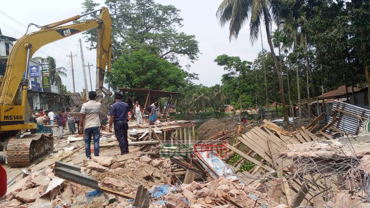 লক্ষ্মীপুরে প্রশাসনের উচ্ছেদে ব্যবসায়ীদের আর্তনাদ, পুনর্বাসনের দাবি