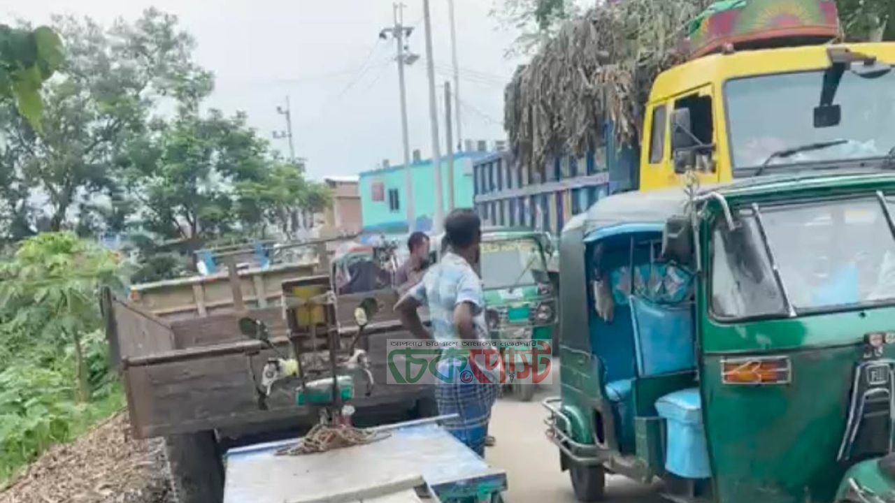 ছাতিয়াইন বাজারে তীব্র যানজট, চরম দুর্ভোগে হাজারো মানুষ