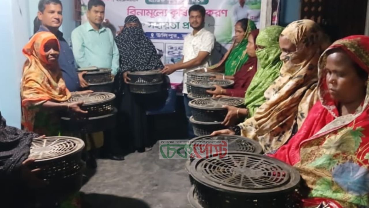 কুড়িগ্রামে ৪৫ প্রান্তিক নারীর মাঝে ব্র্যাকের হাঁসের বাচ্চা বিতরণ
