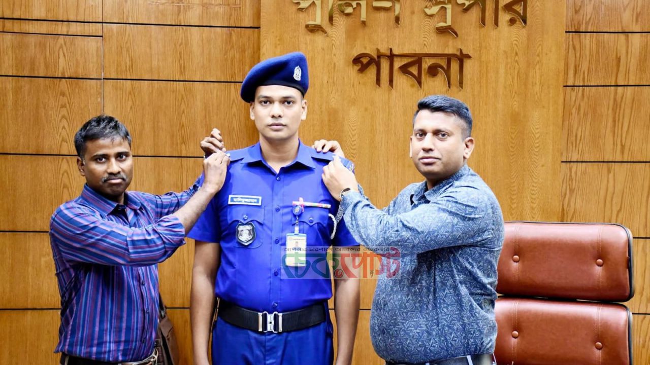 পাবনায় কনস্টেবল থেকে এএসআই পদোন্নতি র‍্যাংক ব্যাজ পরালেন পুলিশ সুপার