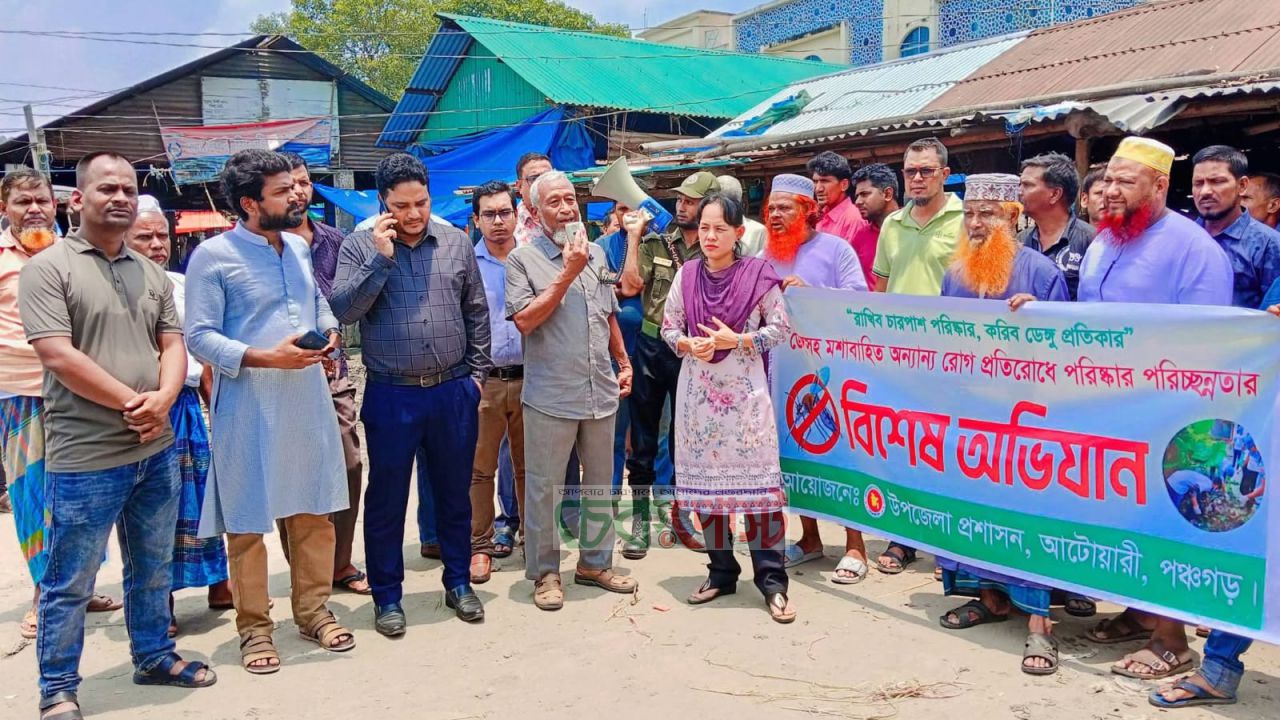 ইউএনও’র কঠোর নির্দেশ ডেঙ্গু প্রতিরোধে রাতেই ড্রেন পরিষ্কার অভিযান
