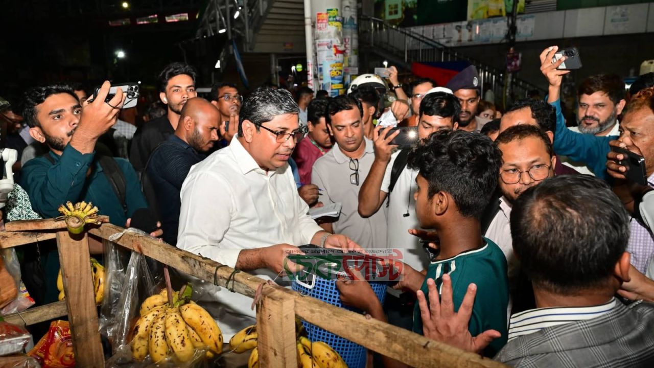 শাহবাগে প্রতিমন্ত্রীর ঝটিকা অভিযান, ময়লা ফেলায় জরিমানা ও ডাস্টবিন বিতরণ