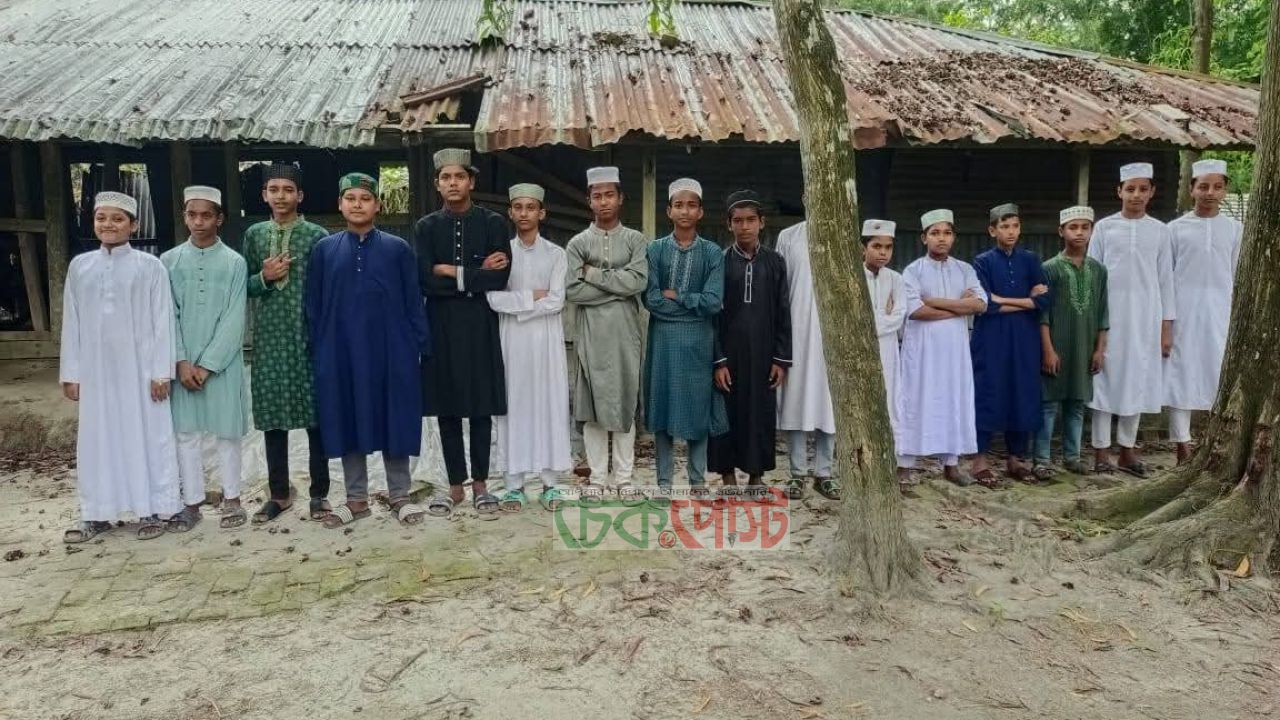 ৫৫ বছরেও উন্নয়ন নেই! অবহেলায় হয়বৎপুর তৌকাঠি দাখিল মাদ্রাসা