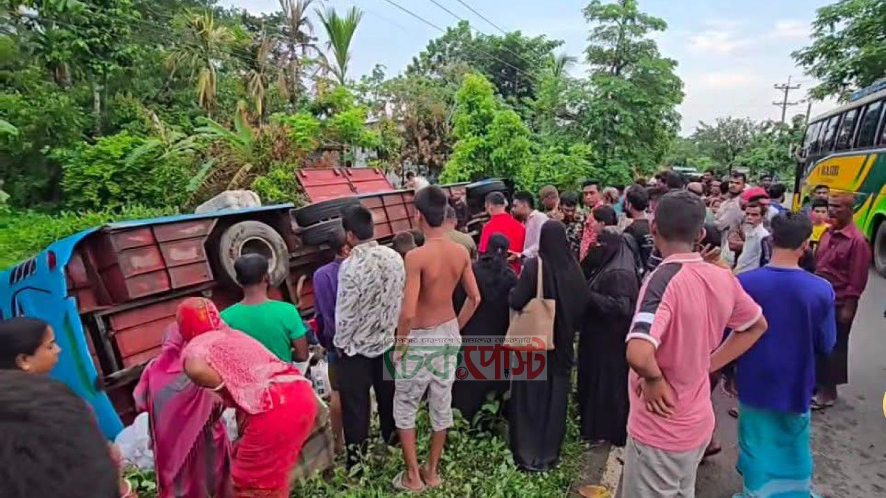 নলছিটিতে ডলফিন পরিবহনের বাস উল্টে আহত ১৫, কয়েকজনের অবস্থা গুরুতর
