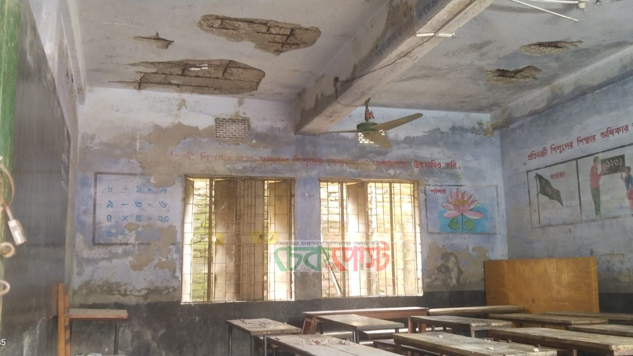 সৈয়দপুরে স্কুল ভবনের ছাদের পলেস্তারা খসে পড়া, অল্পের জন্য রক্ষা ৩০ শিক্ষার্থী